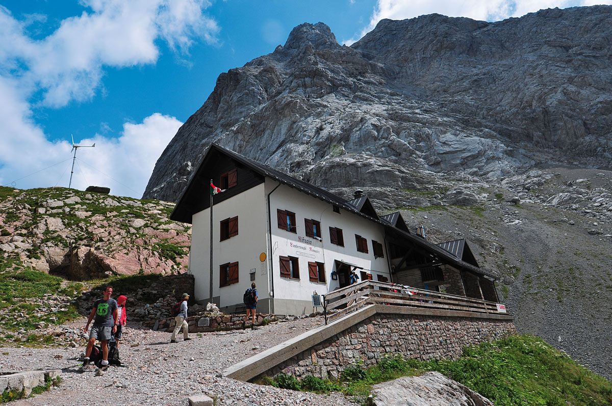 Sul Passo di Volaia il rifugio Lambertenghi vi aspetta!