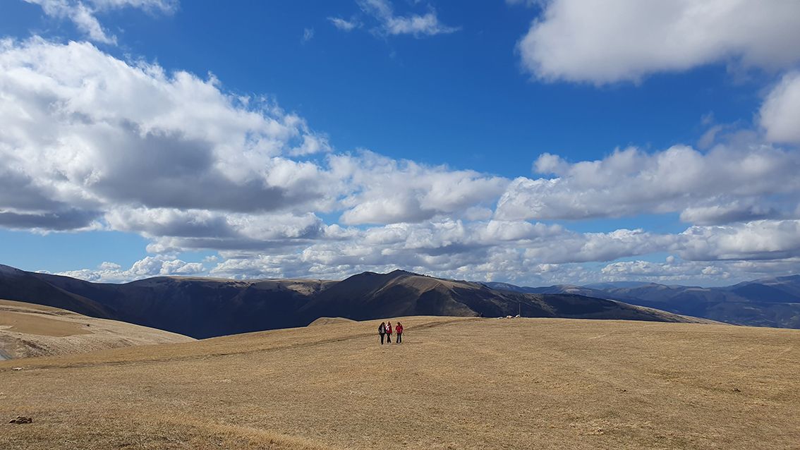 Dai Prati di Ragnolo un panoramicissimo anello | Monti Sibillini a piedi