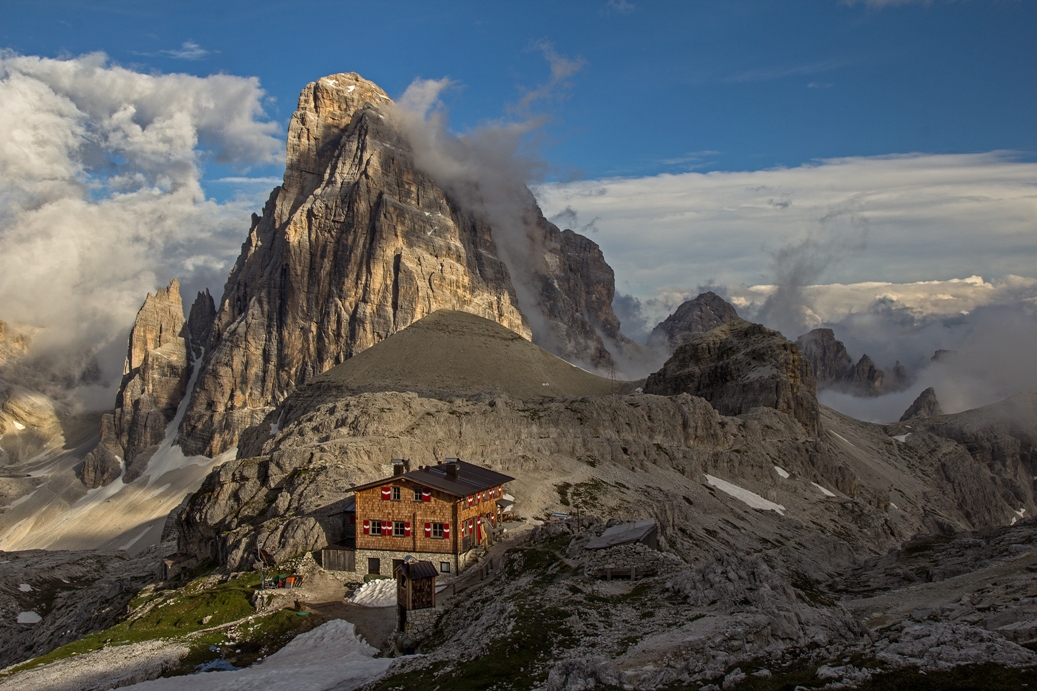 In uscita la guida aggiornata ai rifugi, malghe e bivacchi delle Dolomiti