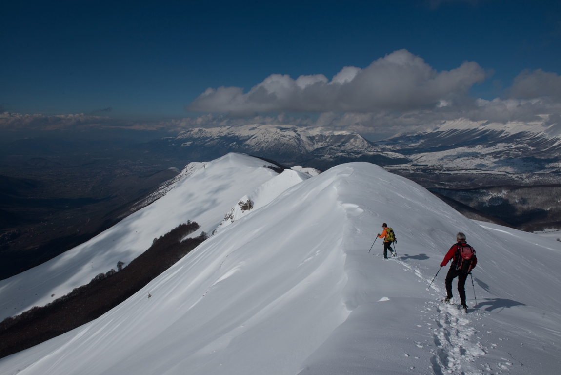 Tutto il fascino della neve con la nuova guida Le 50 ciaspolate più belle d’Abruzzo