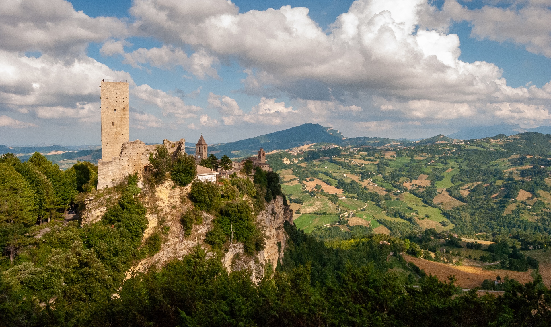 A piedi sul Monte Falcone: panorami sconfinati e paesi sospesi