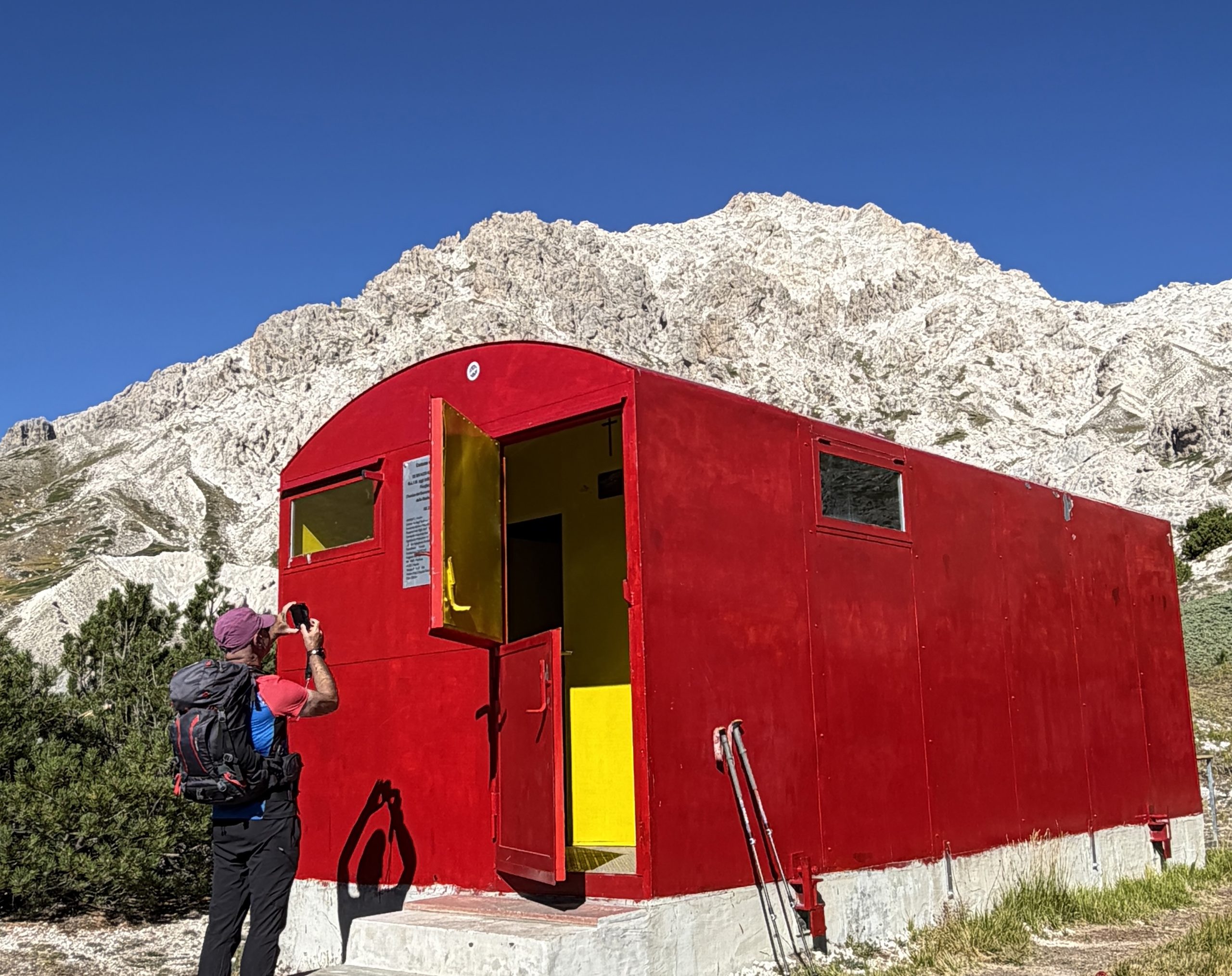 Cima delle Veticole (2044 m) e Bivacco Desiati da Campo Imperatore